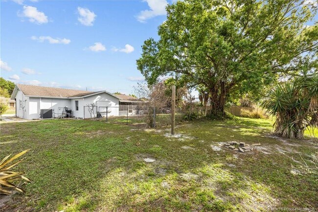 Building Photo - 1250 SE Petunia Ave