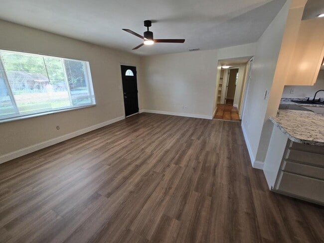 Building Photo - 2921 Sunset Rd