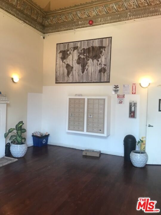 Building Photo - 814 S Hobart Blvd