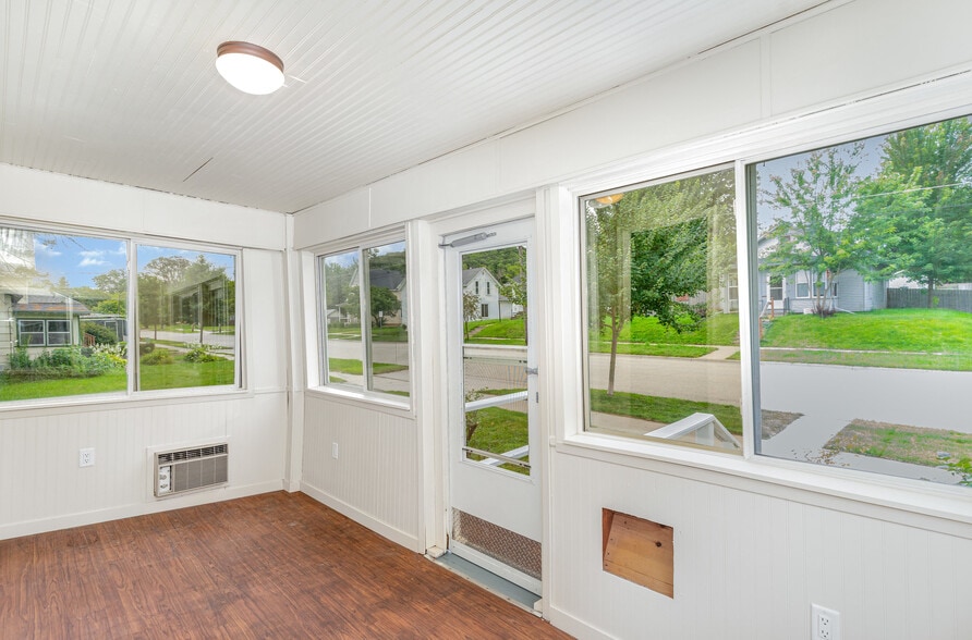 Building Photo - 1405 S Park St