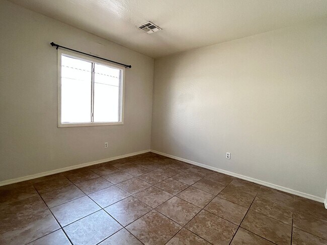 Building Photo - Charming Pocket Neighborhood.