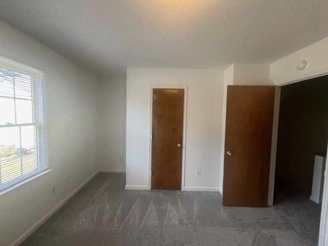 Building Photo - Spacious Townhouse With Lots of Closet Space!