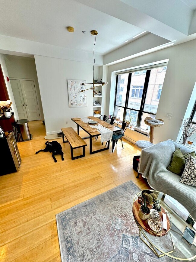Building Photo - Prime Location 1-Bedroom + Office Den, 1-Bath Apartment