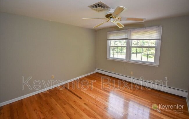 Building Photo - 5 Cedar Woods Dr