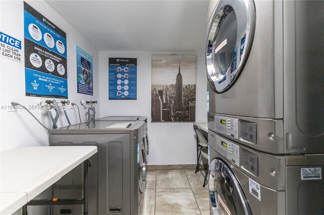 Building Photo - 1559 Michigan Ave