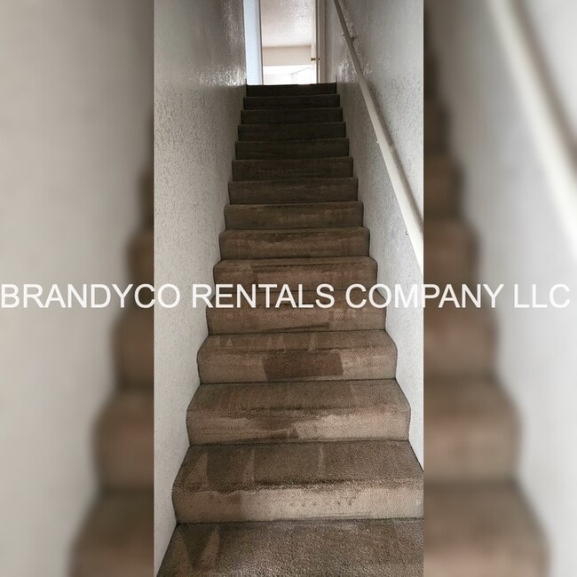 Building Photo - 901 Clairidge Ave