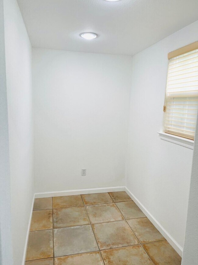 Building Photo - 4285 Bromley Ct