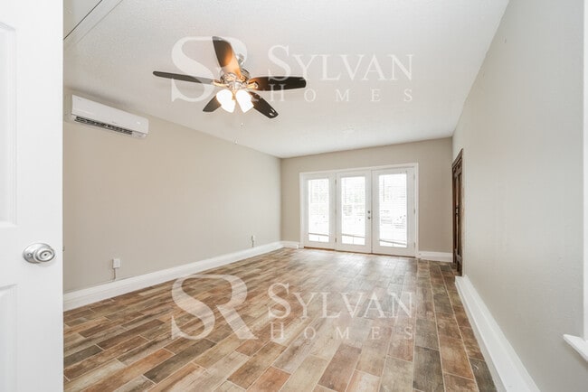 Building Photo - Feel right at home in this charming 3 bedroom, 2 bathroom home