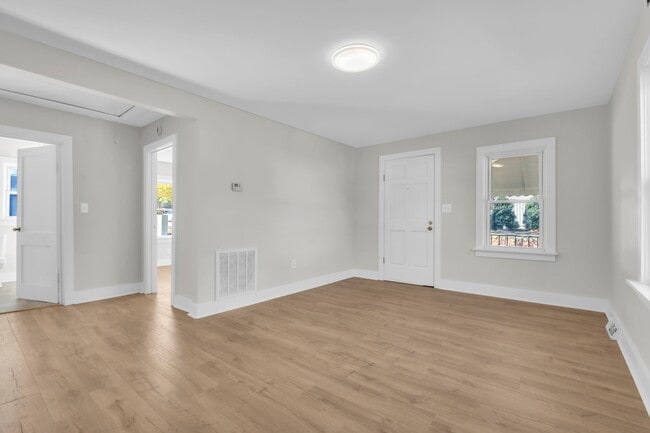 Building Photo - 2 Dunlap St