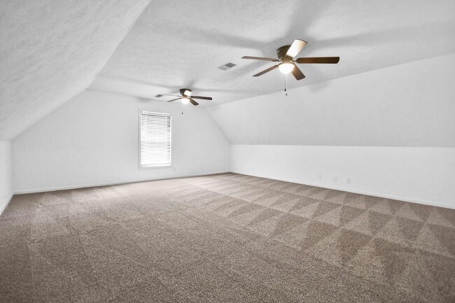 Building Photo - Three Bedroom with Bonus!