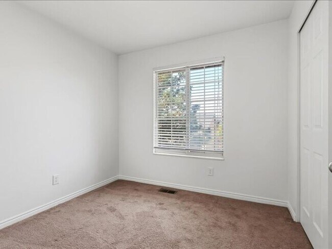 Building Photo - SANDY  2 BED 2 BATH CONDO, small pet OK