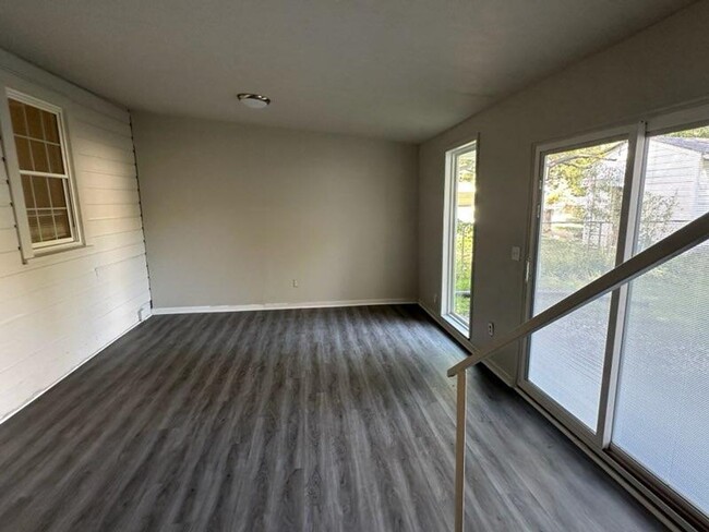 Building Photo - Very Nice 3 Bedroom In Paducah Available Immediately