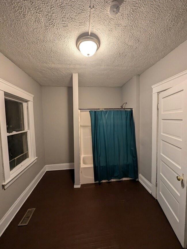 Building Photo - 1176 E 61st St