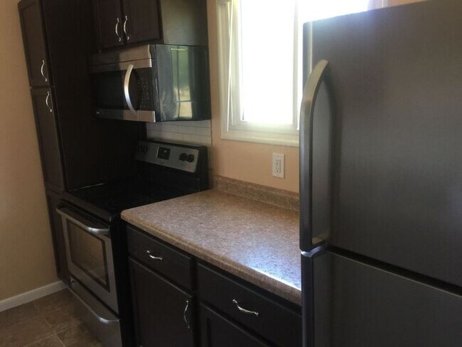 Building Photo - $1475 Charming, remodeled 3-Bed/1-Bath 952...