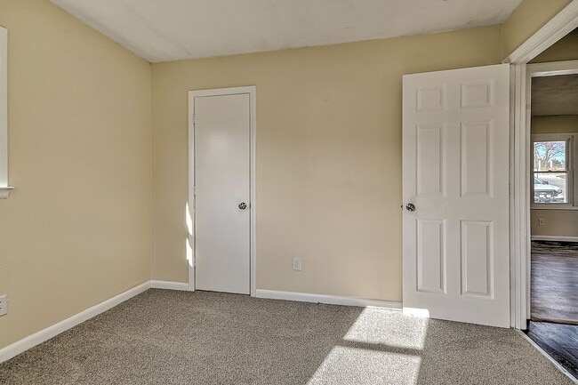 Building Photo - 214 Taylor Ave