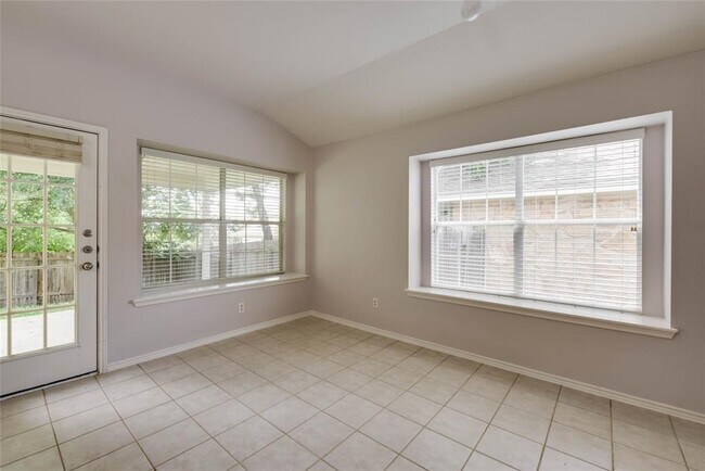 Building Photo - 3108 Lynnbrook Dr