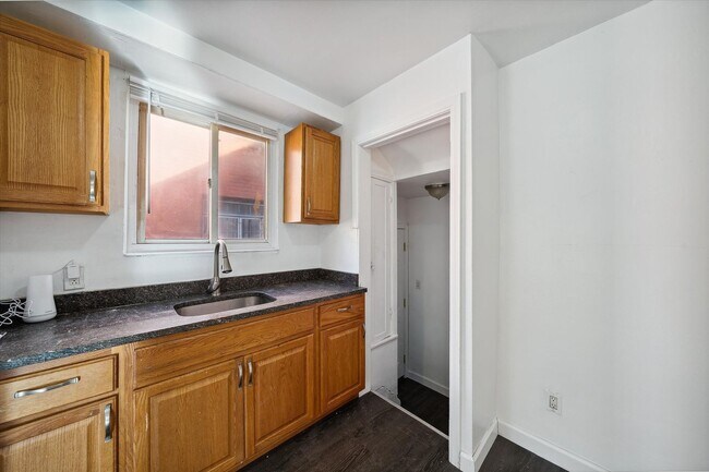 Building Photo - 3 bedroom bungalow - $1250