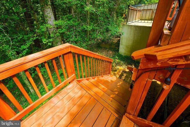 Building Photo - 1025 Commanders Way N