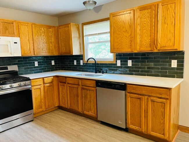 Building Photo - 8575 Fernbrook Dr