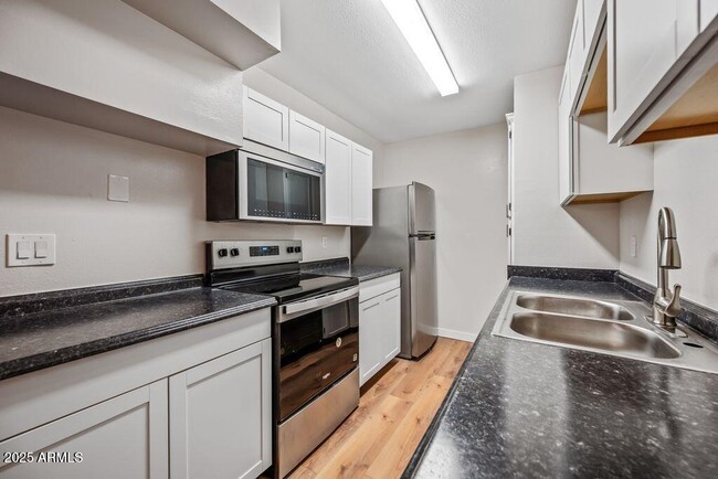 Building Photo - 5911 W Golden Ln