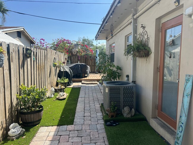 Building Photo - 1130 NE 3rd Ave