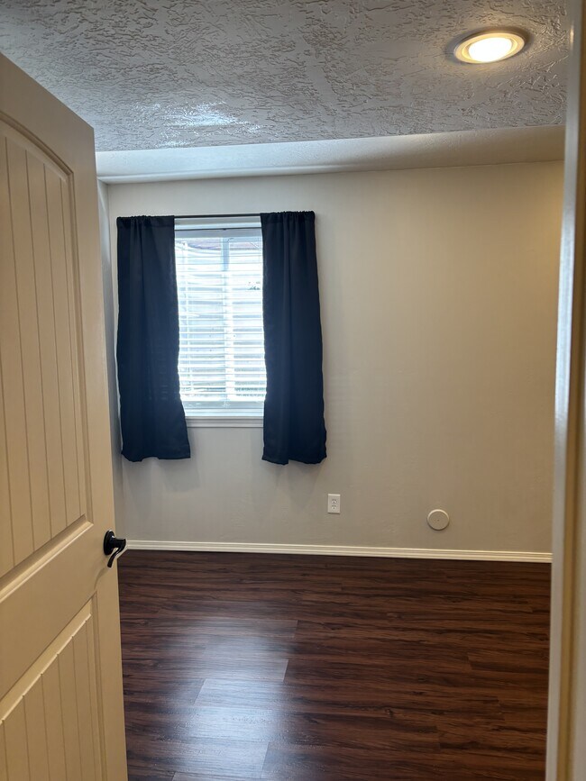 Building Photo - 2075 Mary Dr