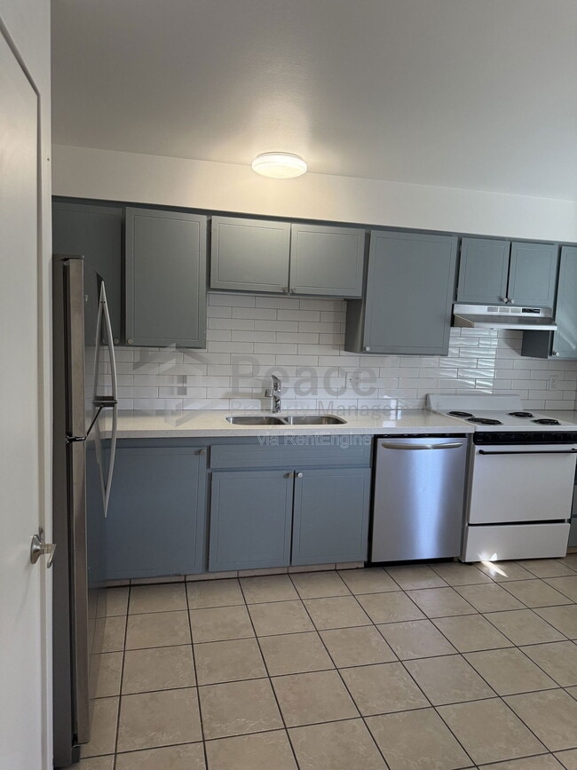 Building Photo - 2025 Broadmoor St S