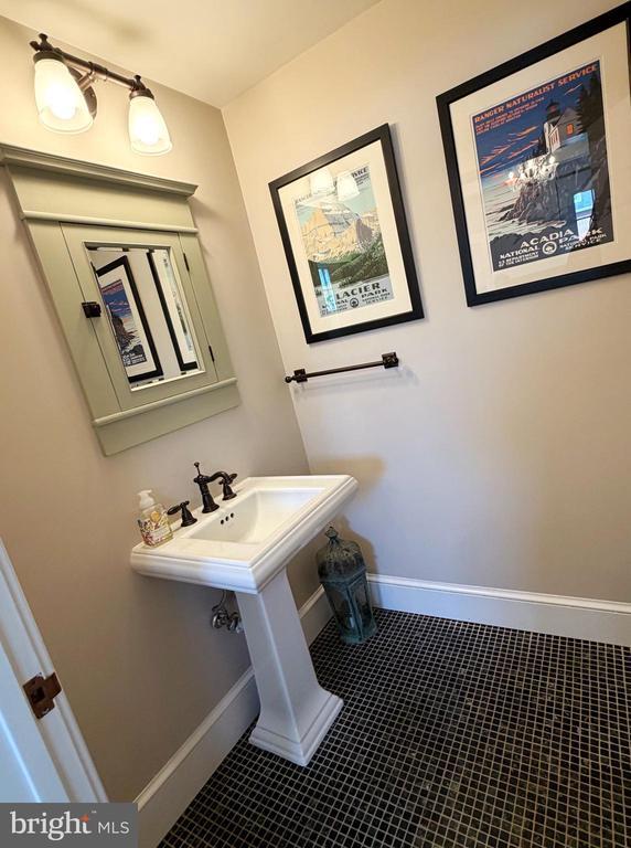 Building Photo - 12 W Oak St