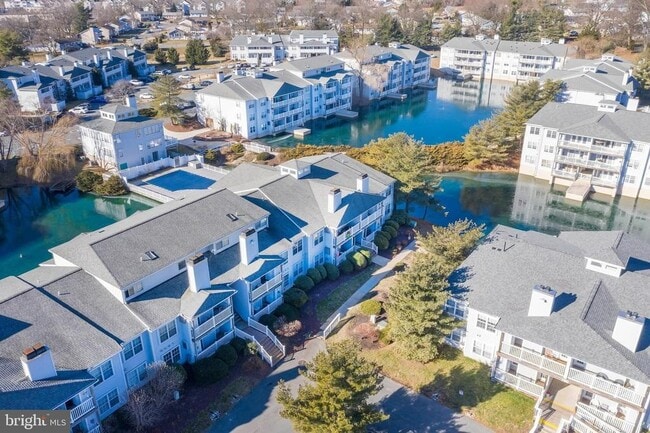 Building Photo - 600 Waters Edge Dr
