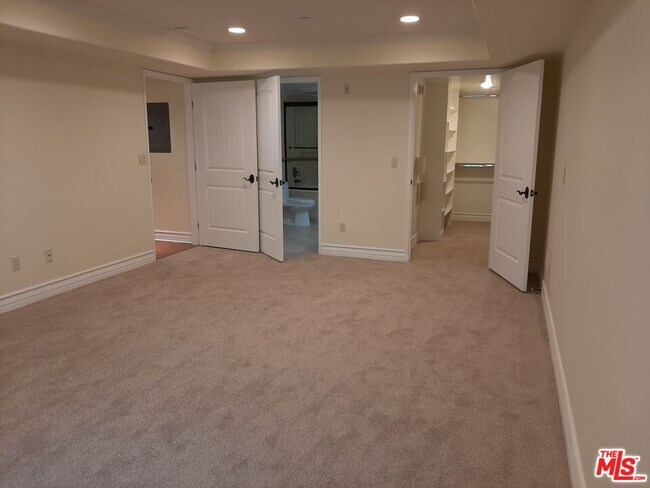 Building Photo - 10390 La Grange Ave