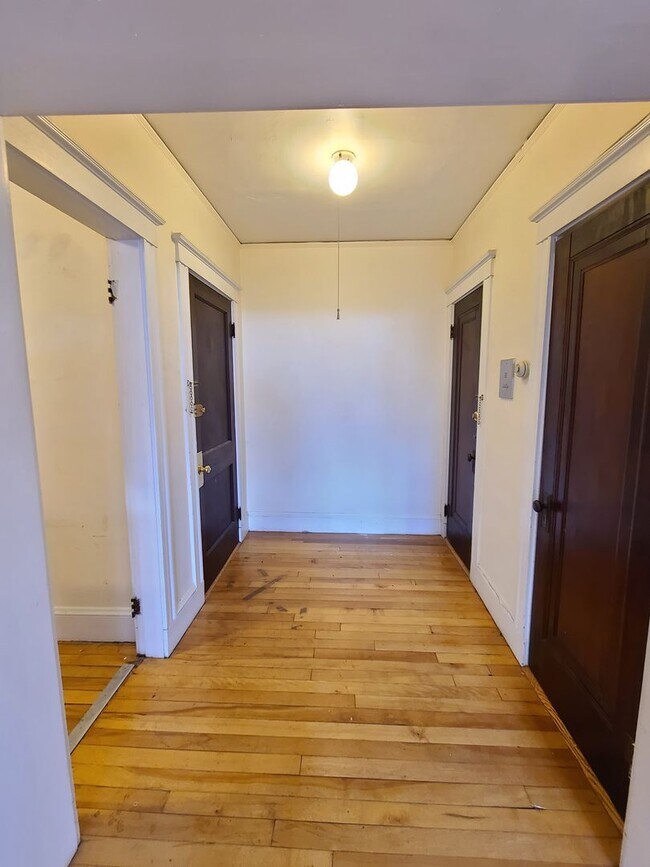 Building Photo - Beautiful unit with amazing Newtonville location available 9/1/26