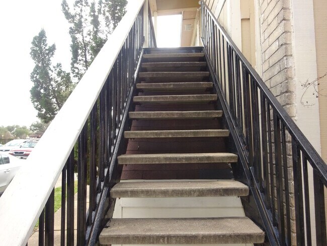 Building Photo - Adorable 2 bedroom, 1 bath!! Washer and Dr...