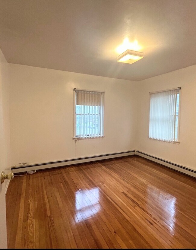 Building Photo - Charming & Airy 2 Bedroom Apartment