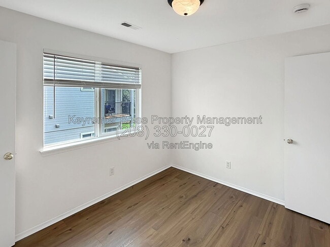 Building Photo - 2111 E White Oak Ct