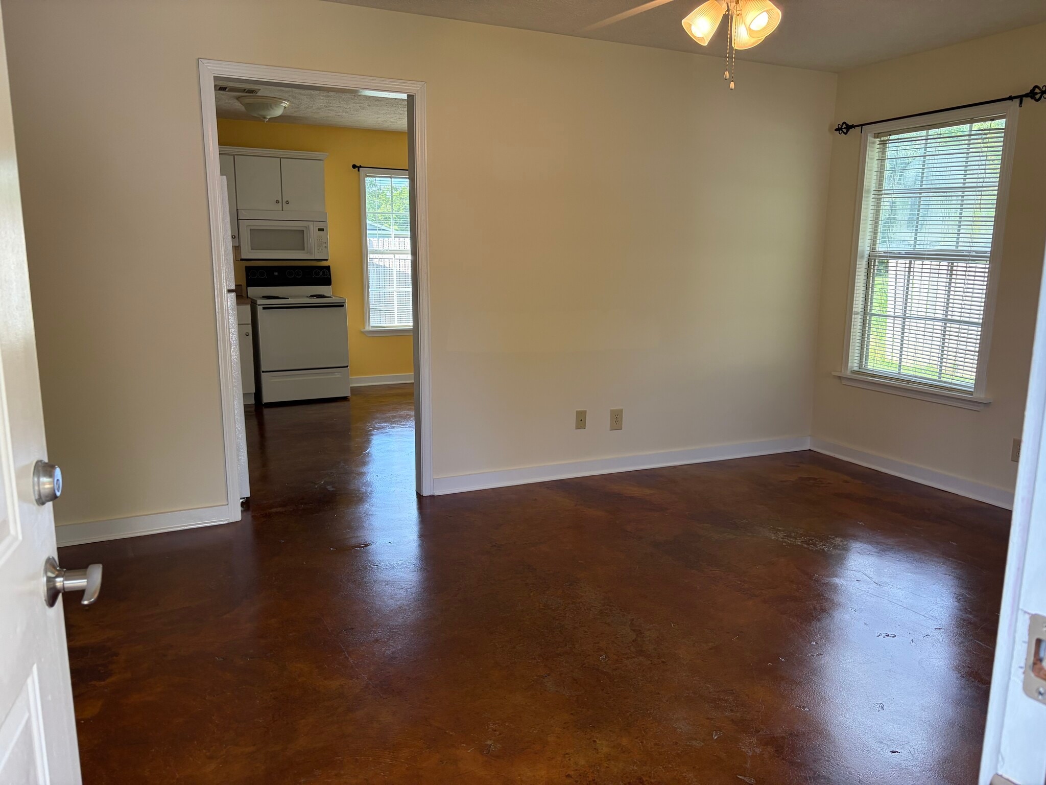 Building Photo - 31 Cottage Ln