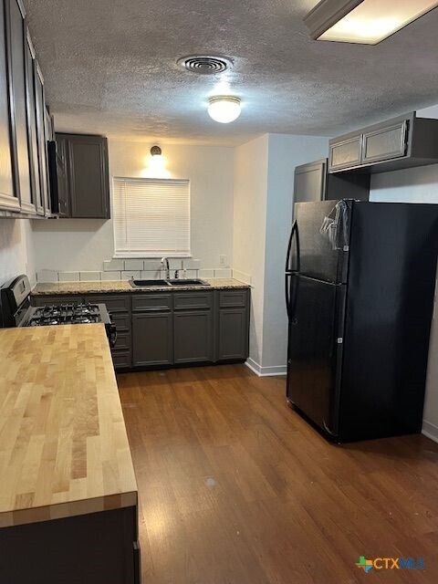 Building Photo - 208 E Voelter Ave