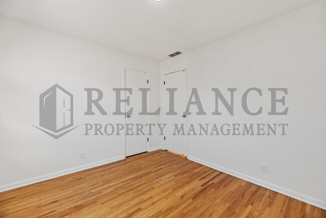 Building Photo - 900 N Brownthrush Ln