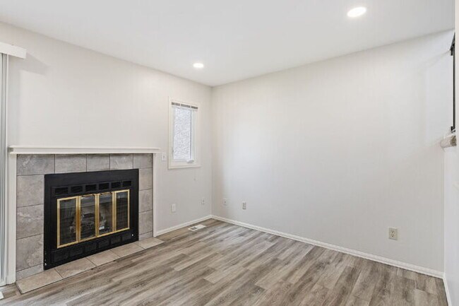 Building Photo - Conveniently Located Townhome with Garage ...