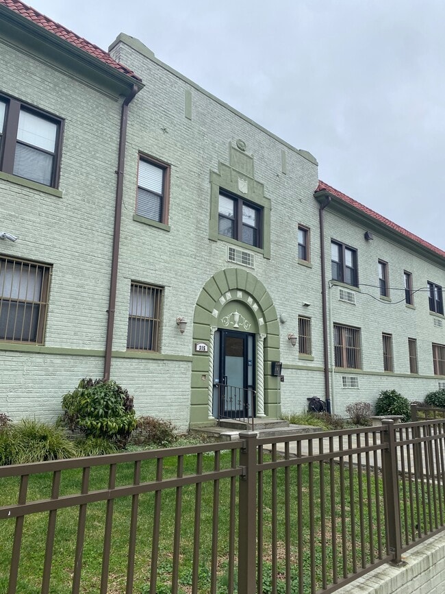 Building Photo - 315 Evarts St NE