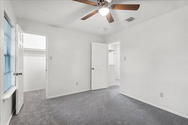 Building Photo - 12000 Lincolnshire Dr
