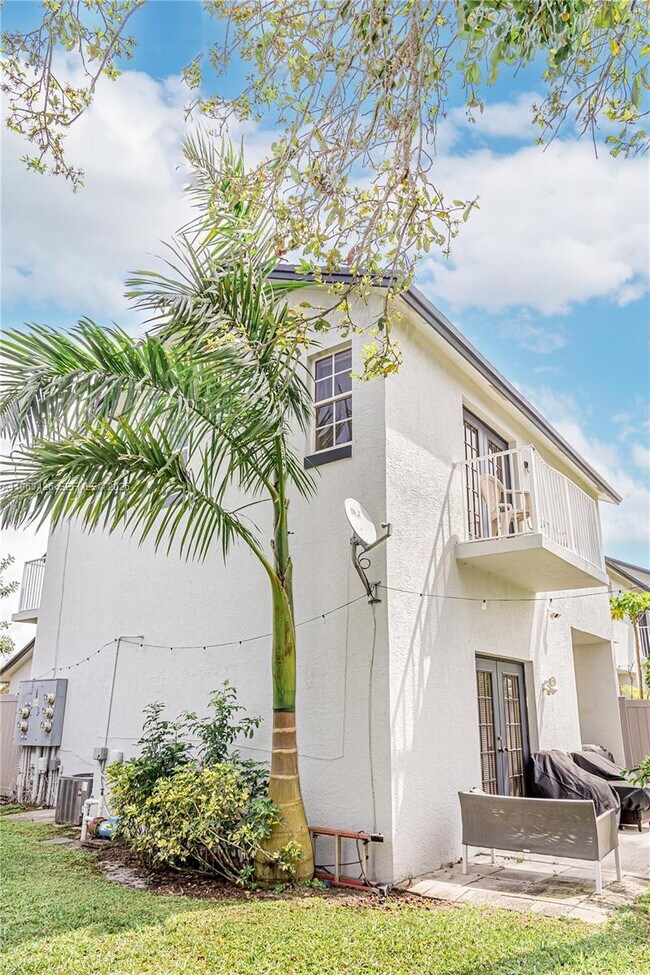 Building Photo - 1651 Hawthorne Pl