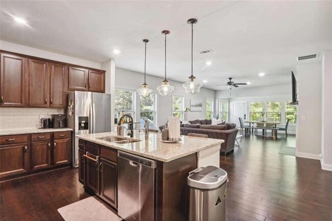 Building Photo - 1122 Hibiscus Way SW