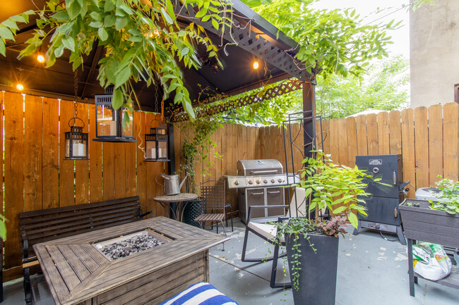 Backyard patio (furniture, gazebo and grills included!) - 1910 Reed St