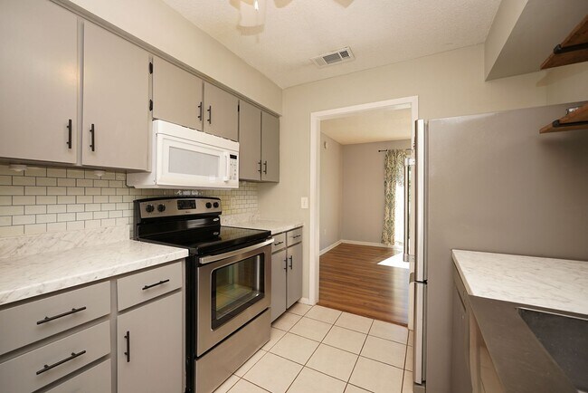 Building Photo - 116 Country Club Dr