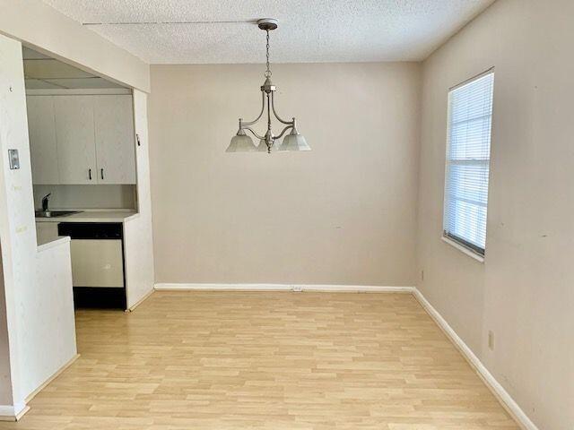 Building Photo - 3063 Ainslie Dr