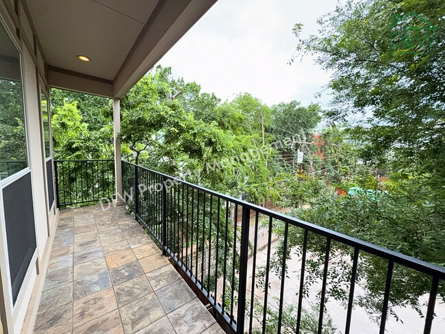 Building Photo - Elegant and Spacious 2-Bedroom Townhome with Rooftop View in Dallas