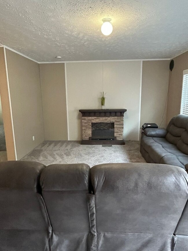 Building Photo - Private 3 Bedroom 2 Bath Home on 4 Acres