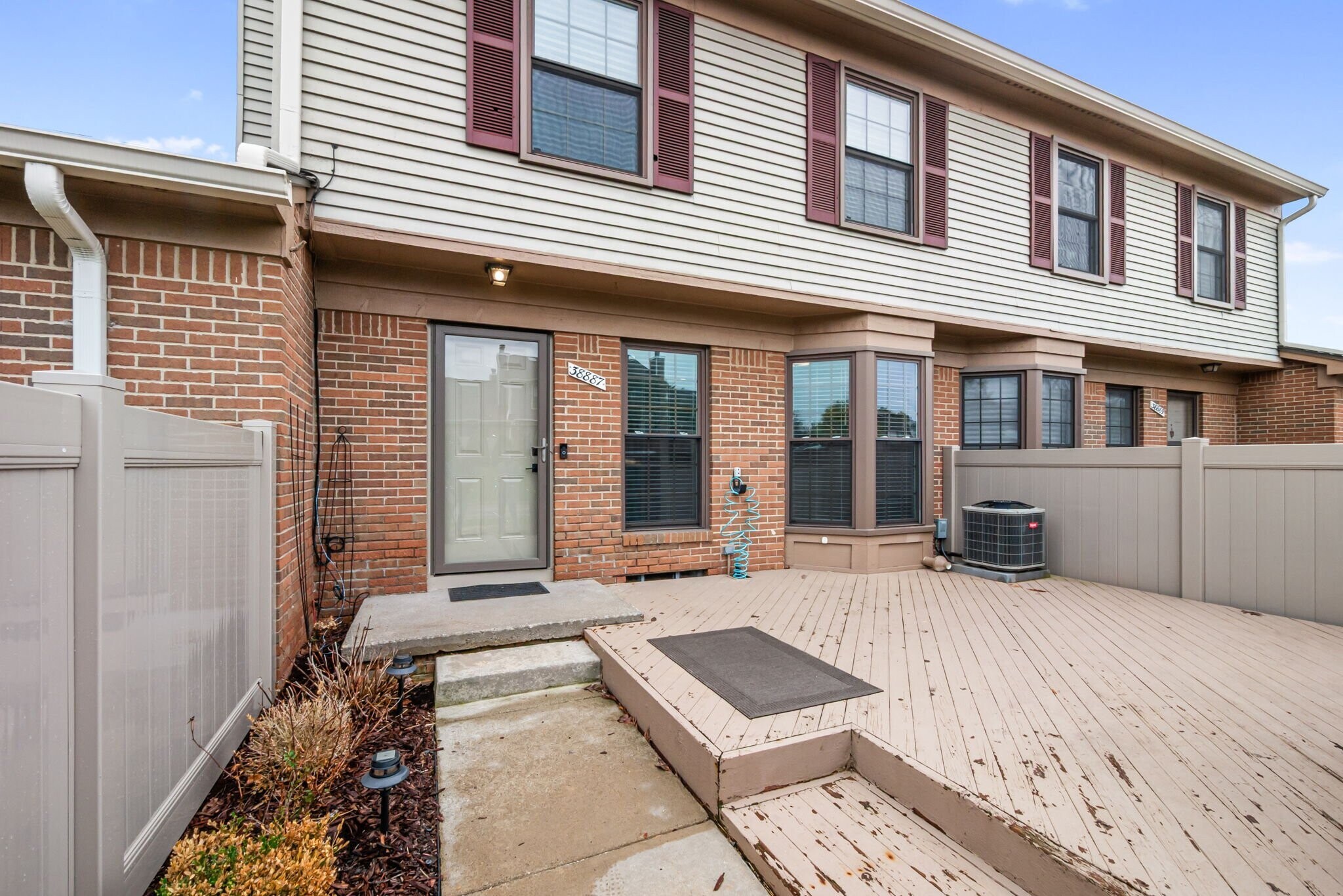 Building Photo - 38887 Country Cir