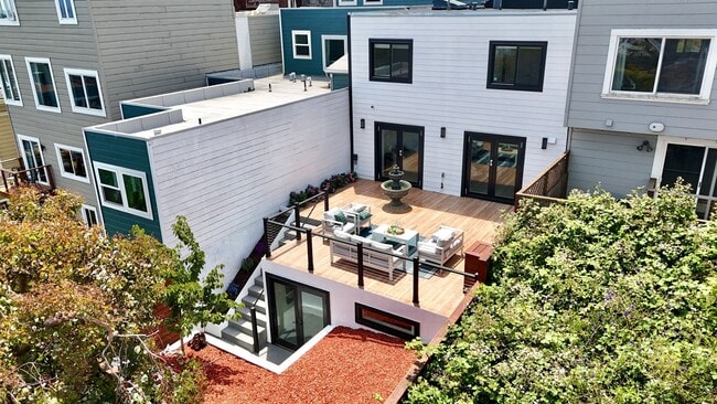 Building Photo - Updated and Modern 4 Bed + Office, 3.5 Bat...
