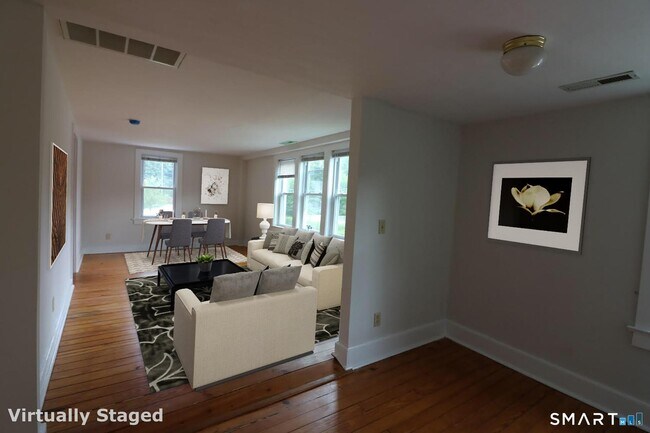 Building Photo - 2 Oak St